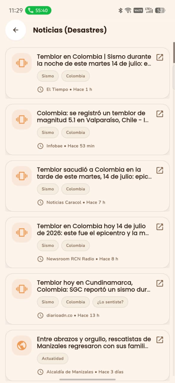 Sección de noticias de desastres de LifeGuardApp con titulares reales sobre sismos en Colombia, cada uno con fuente y antigüedad