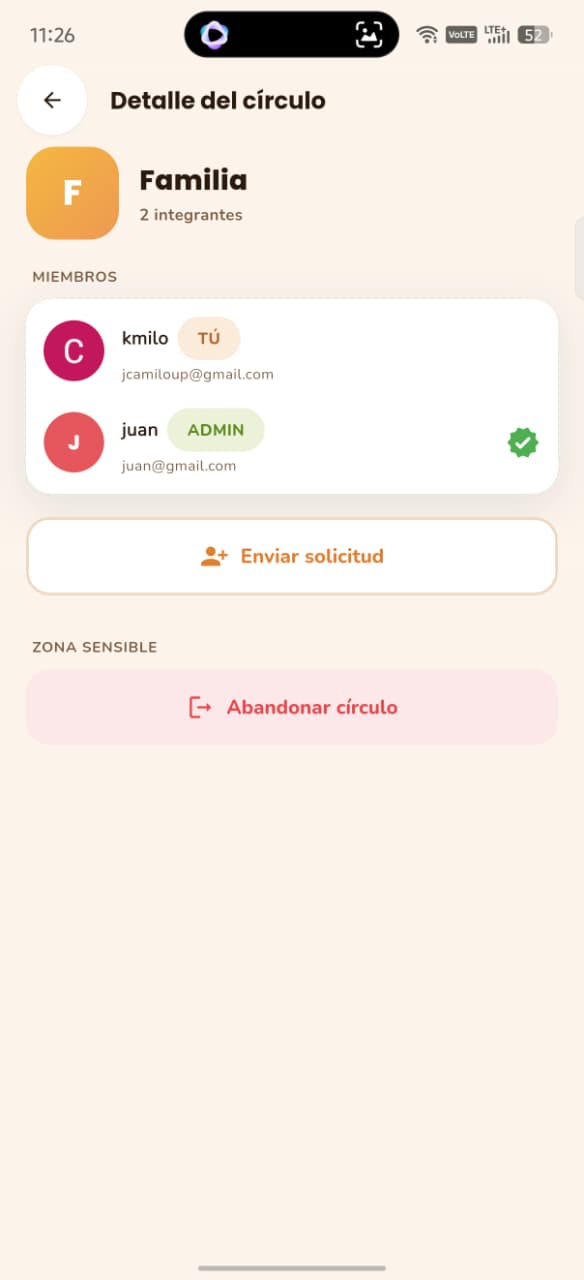 Detalle del círculo Familia en LifeGuardApp mostrando sus miembros con roles y opciones para enviar solicitud o abandonar el círculo